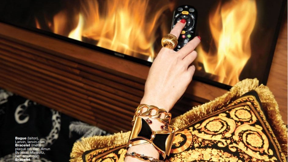 Model wears Ben-Amun gold chain link bracelet for Clin D'Oeil Magazine